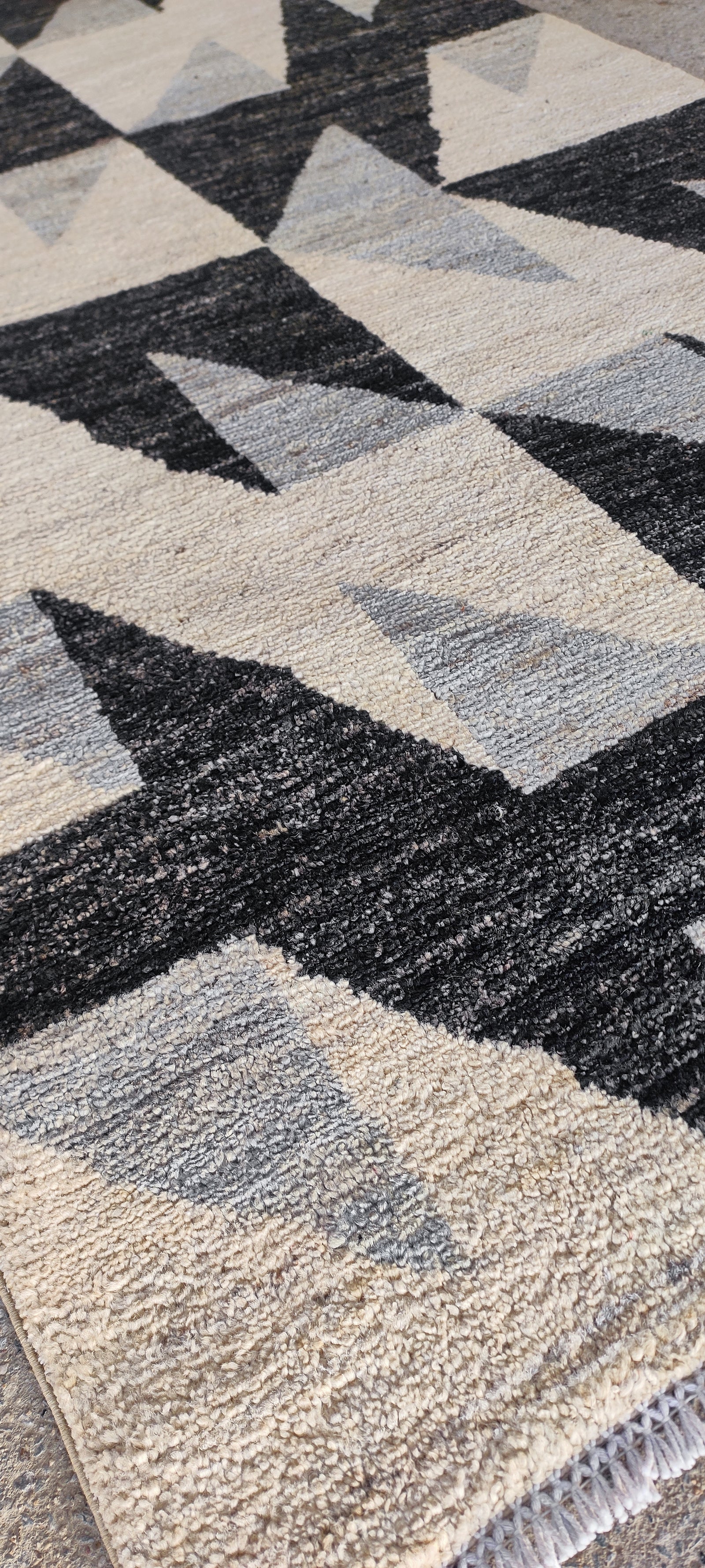 Modern Handwoven Contemporary Rug 3.6'ft x 5.4'ft · nan handwoven handwoven rug, traditional pattern, wool, detail view