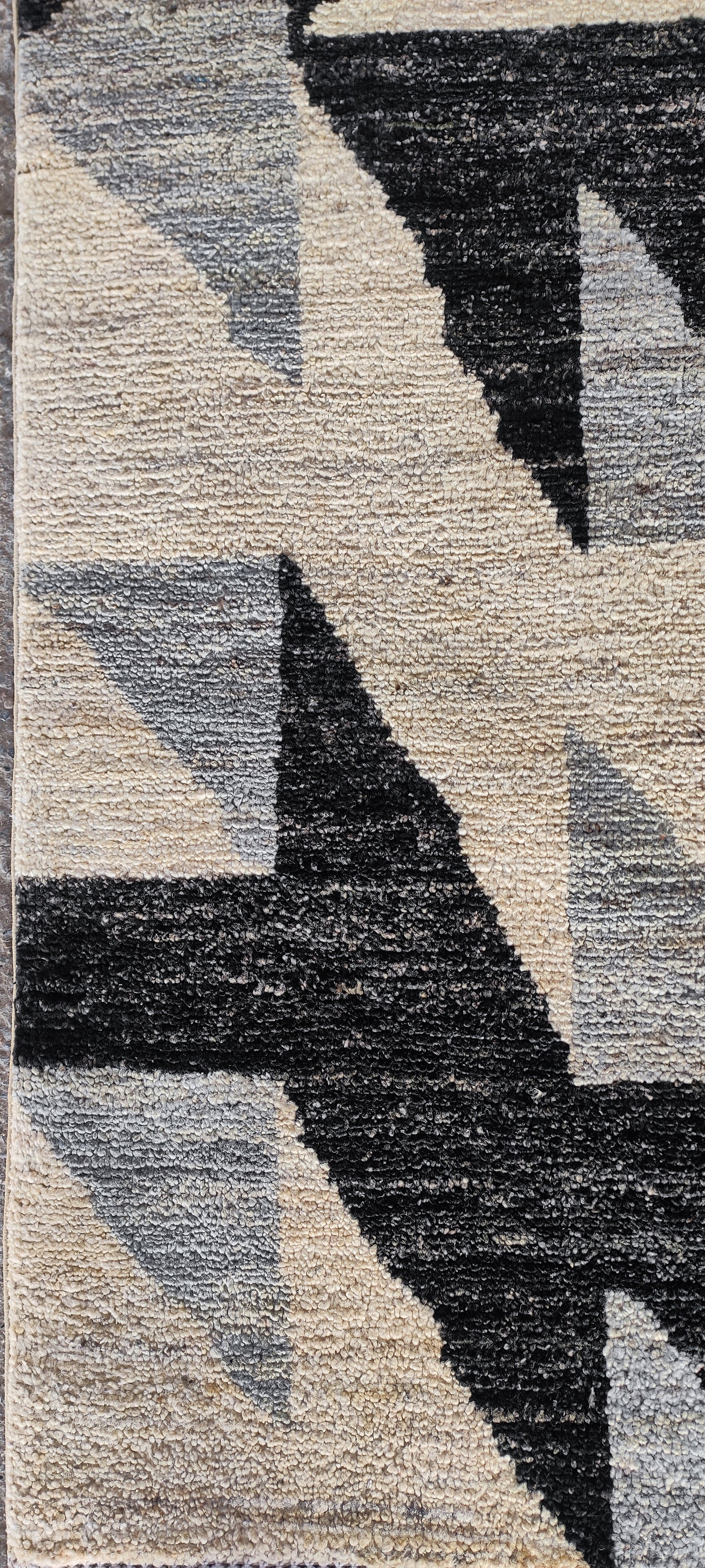Modern Handwoven Contemporary Rug 3.6'ft x 5.4'ft · nan handwoven handwoven rug, traditional pattern, wool, detail view