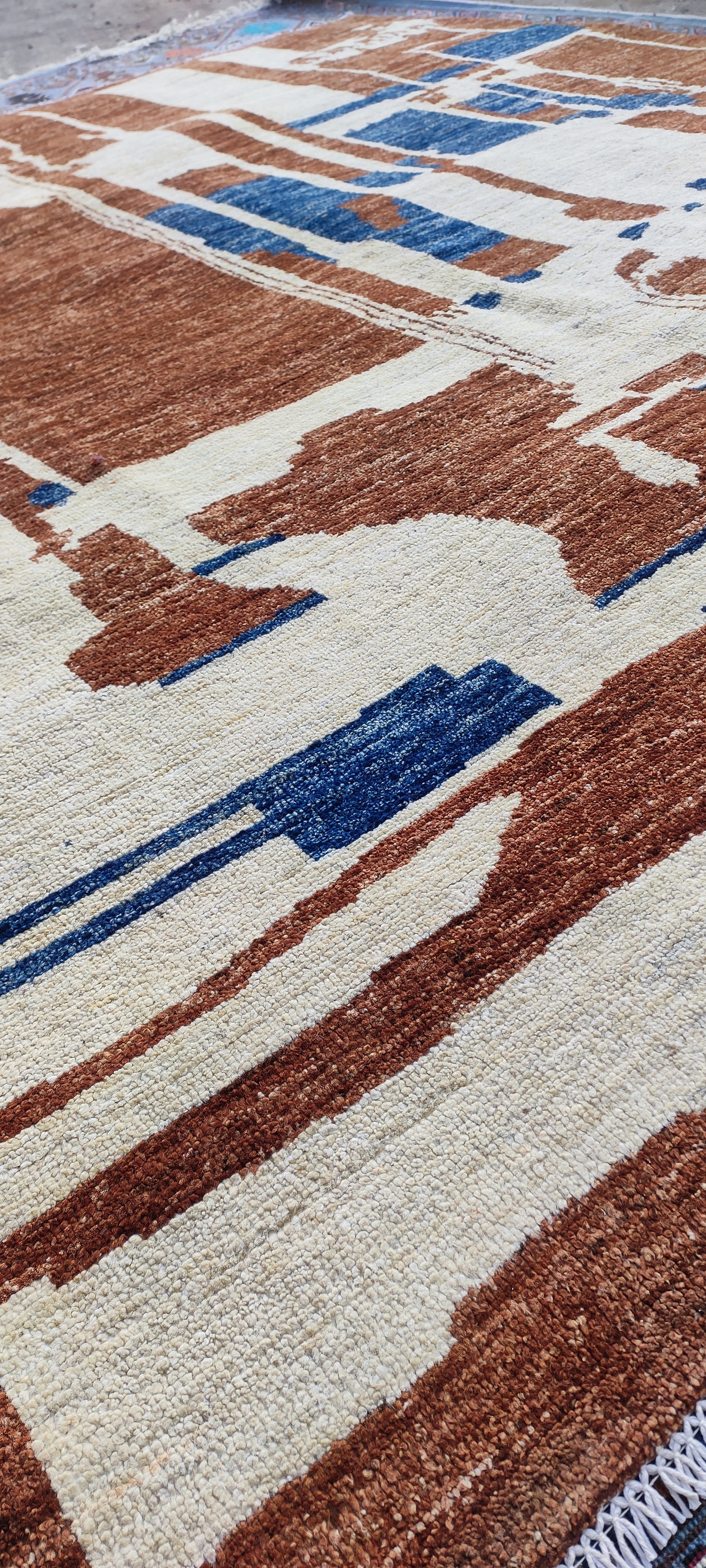 Madras Modern Handwoven Contemporary Wool Rug – 9'9" × 8'2" · nan handwoven handwoven rug, traditional pattern, wool, detail view