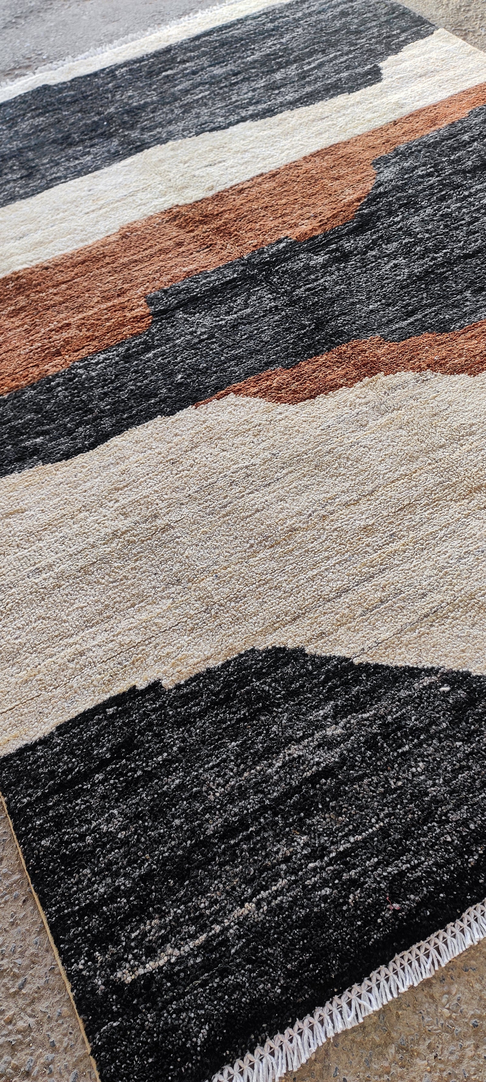 Modern camouflage pattern Handwoven Contemporary Rug 4.92 ft X 6.56 ft · nan handwoven handwoven rug, traditional pattern, wool, detail view