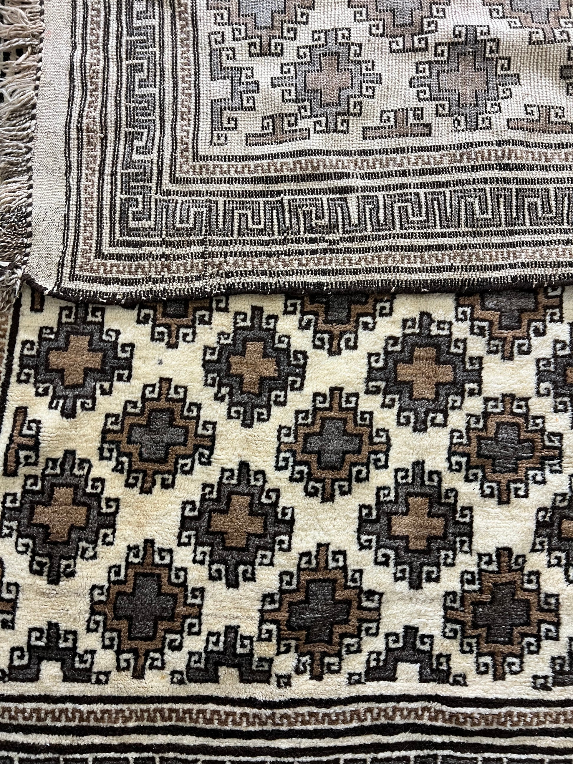 Luxury antique wool carpet Oriental design hand-knotted heritage area rug