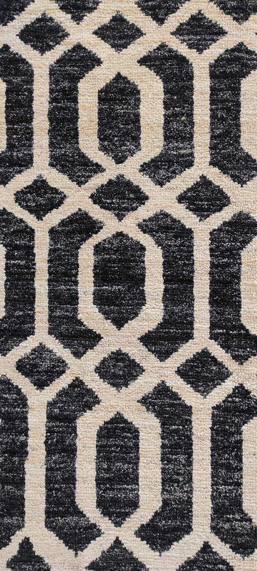 Modern rug 3.9′ × 5.9′ — handwoven wool, detail