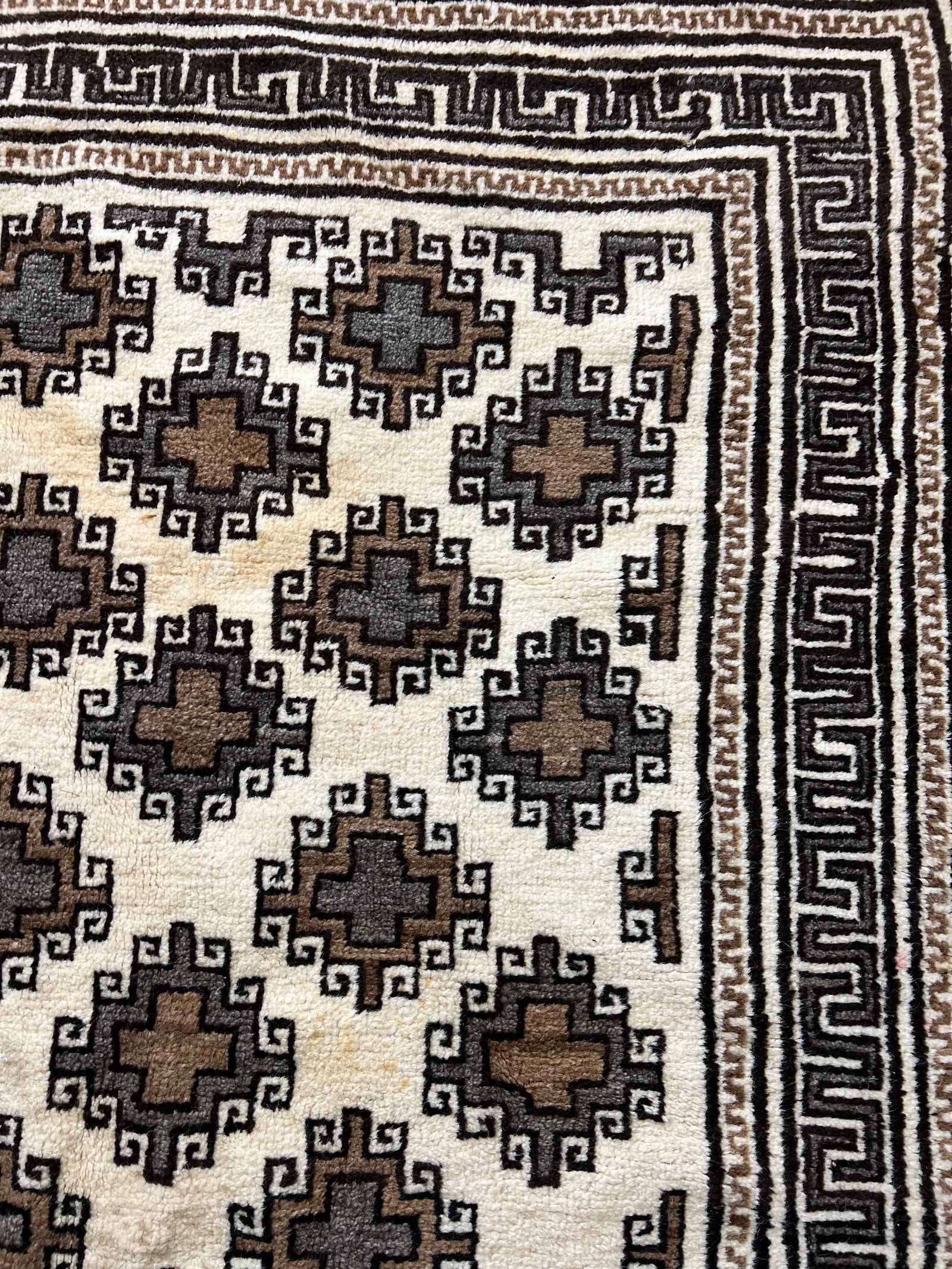 8.2′ × 5.9′ Antique Soft Plush Carpet – Hand-Knotted Wool | 80-Year-Old Heritage Weave | Luxury Vintage Oriental Area Rug · Vintage Oriental carpet heritage weave pattern detail 80-year-old antique rug